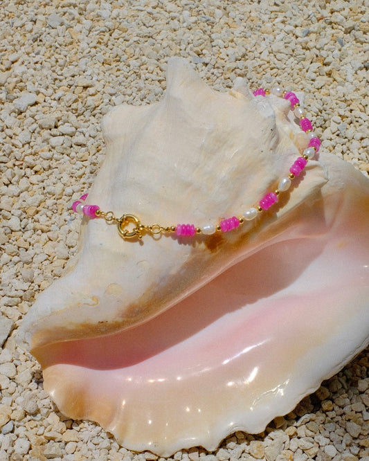Beaded necklace with pink beads and freshwater pearls, golden sailor clasp. beachy summer lake boho layering stack style trendy 
