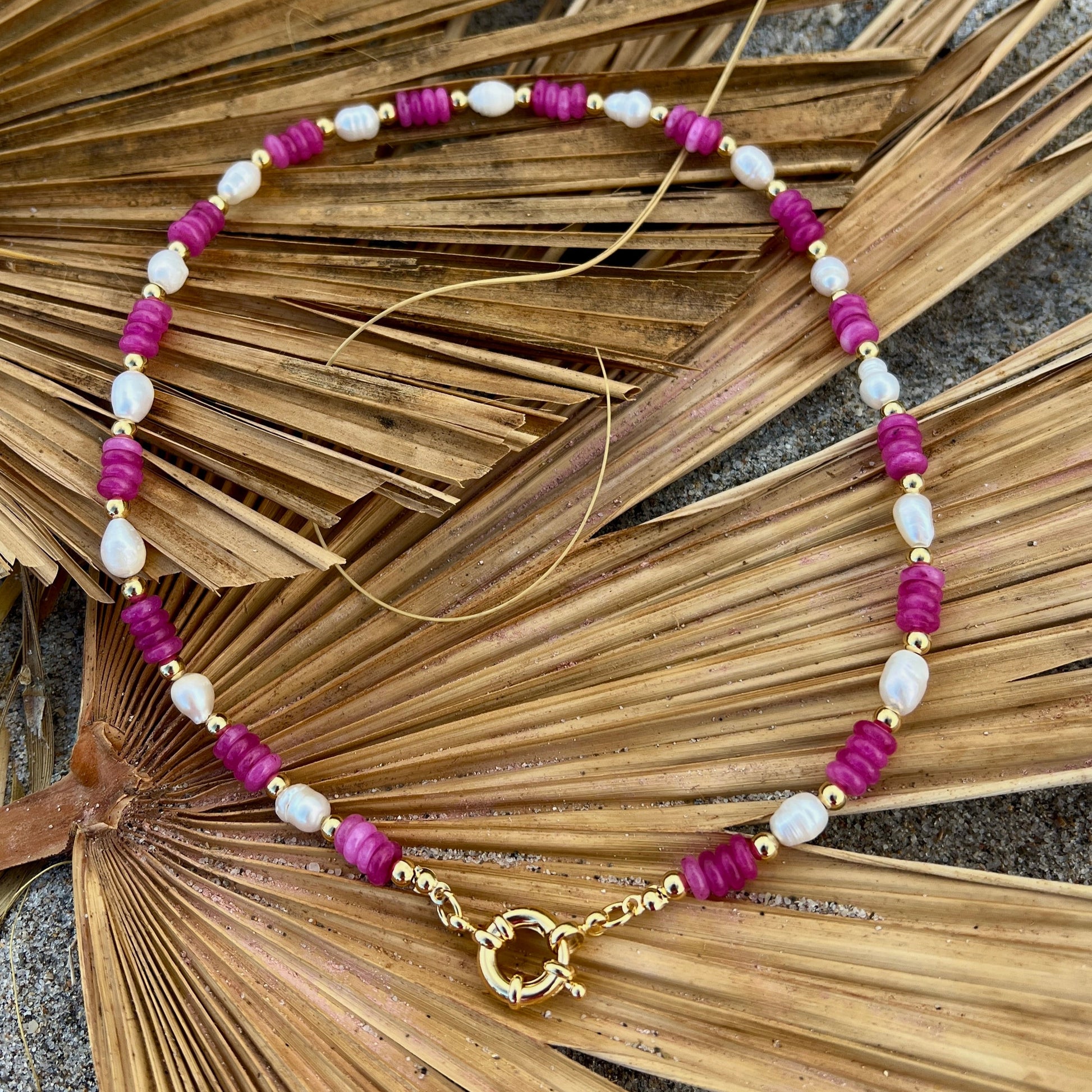 Beaded necklace with pink beads and freshwater pearls, golden sailor clasp. beachy summer lake boho layering stack style trendy 